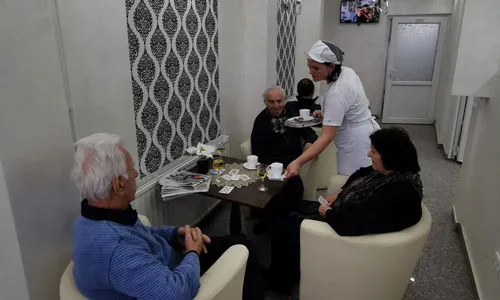 Higijena starijih osoba u domu Higijena starijih osoba u domu za stare uz pažljivu negu osoblja