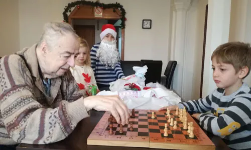 Bliskost sa roditeljem u domu za stare Porodica održava bliskost sa roditeljem nakon smeštaja u dom za stare