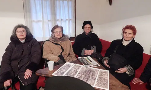 Kućna nega ili dom za stare Porodica odlučuje između kućne nege i doma za stare
