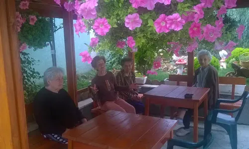 Odbijanje pomoći kod starijih osoba Starija osoba odbija pomoć, hranu ili terapiju u svakodnevnoj nezi