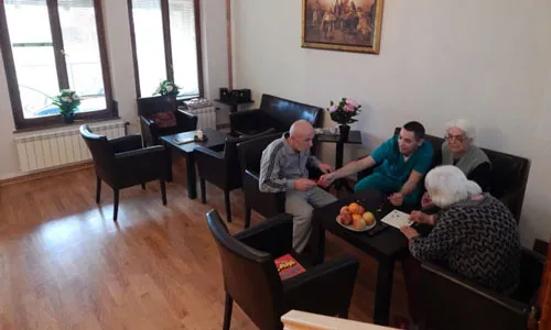 Posete u domu za stare Porodica dolazi u posetu starijoj osobi u domu za stare