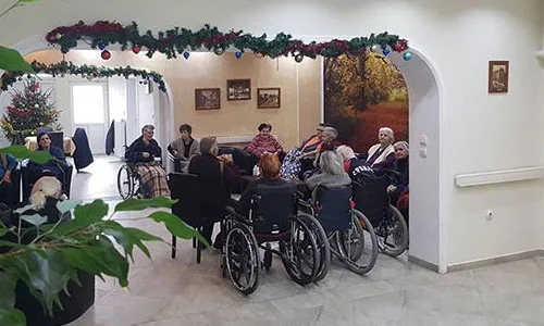 Starije osobe čija porodica živi daleko Starija osoba čija porodica živi daleko i kojoj je potrebna sigurnija nega