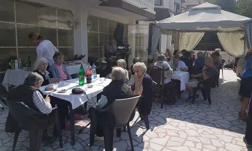 Starija osoba često zove porodicu zbog nesigurnosti i usamljenosti
