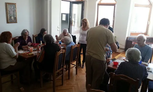 Starija osoba ne održava kuću i potrebna joj je svakodnevna pomoć